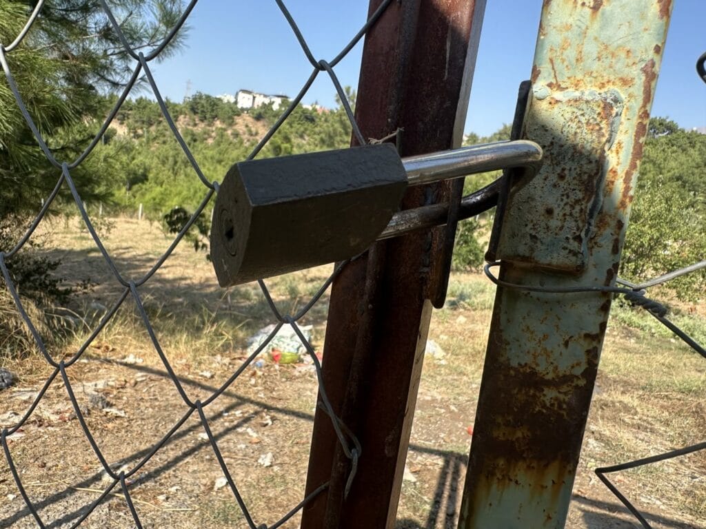 Bahçe kapısındaki asma kilit