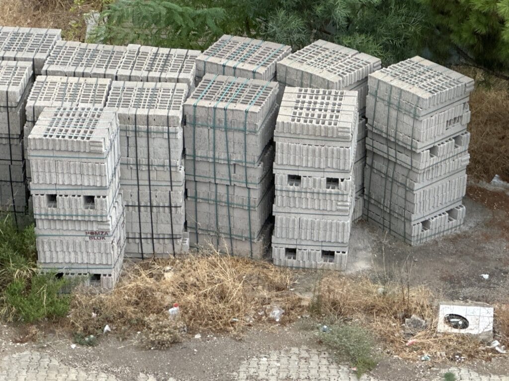 Bims Blok ile Duvar Örmenin Avantajları Evlerin duvarını ördükleri bimsler