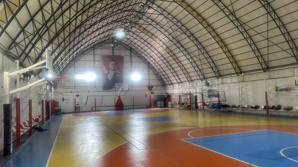 Kapalı basketbol sahası
