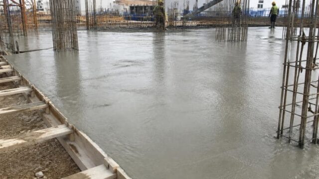 yeni dökülmüş düzlenmiş beton